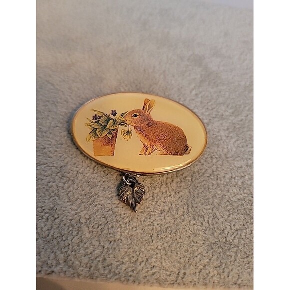 Vtg 1999 Marjolein Bastin Oval Rabbit Bunny Pewter Pin Brooch Leaf Charm Signed - Picture 2 of 12